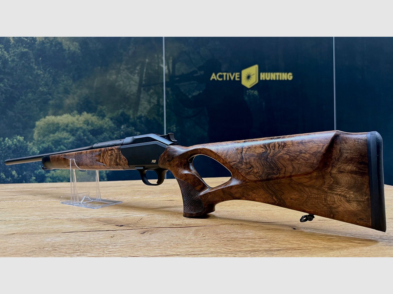 Blaser R8 mit traumhaftem Zubehör-Lochschaft Holzklasse 8-9, goldenes R8 Logo, Kammergriff Selours, gekürzter Lauf, M15x1 Gewinde, Standard-Kaliber wählbar