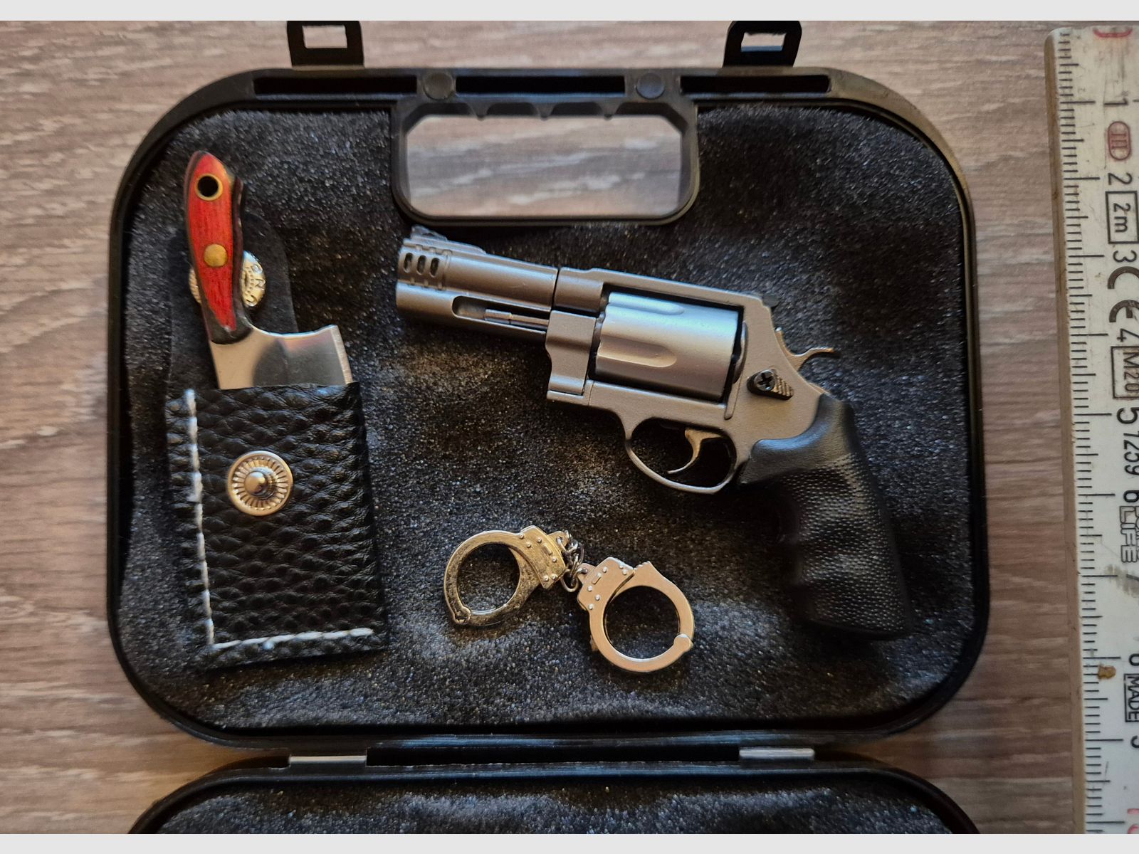 Miniatur Waffen (Schlüsselanhänger) inkl. Mini Waffenkoffer