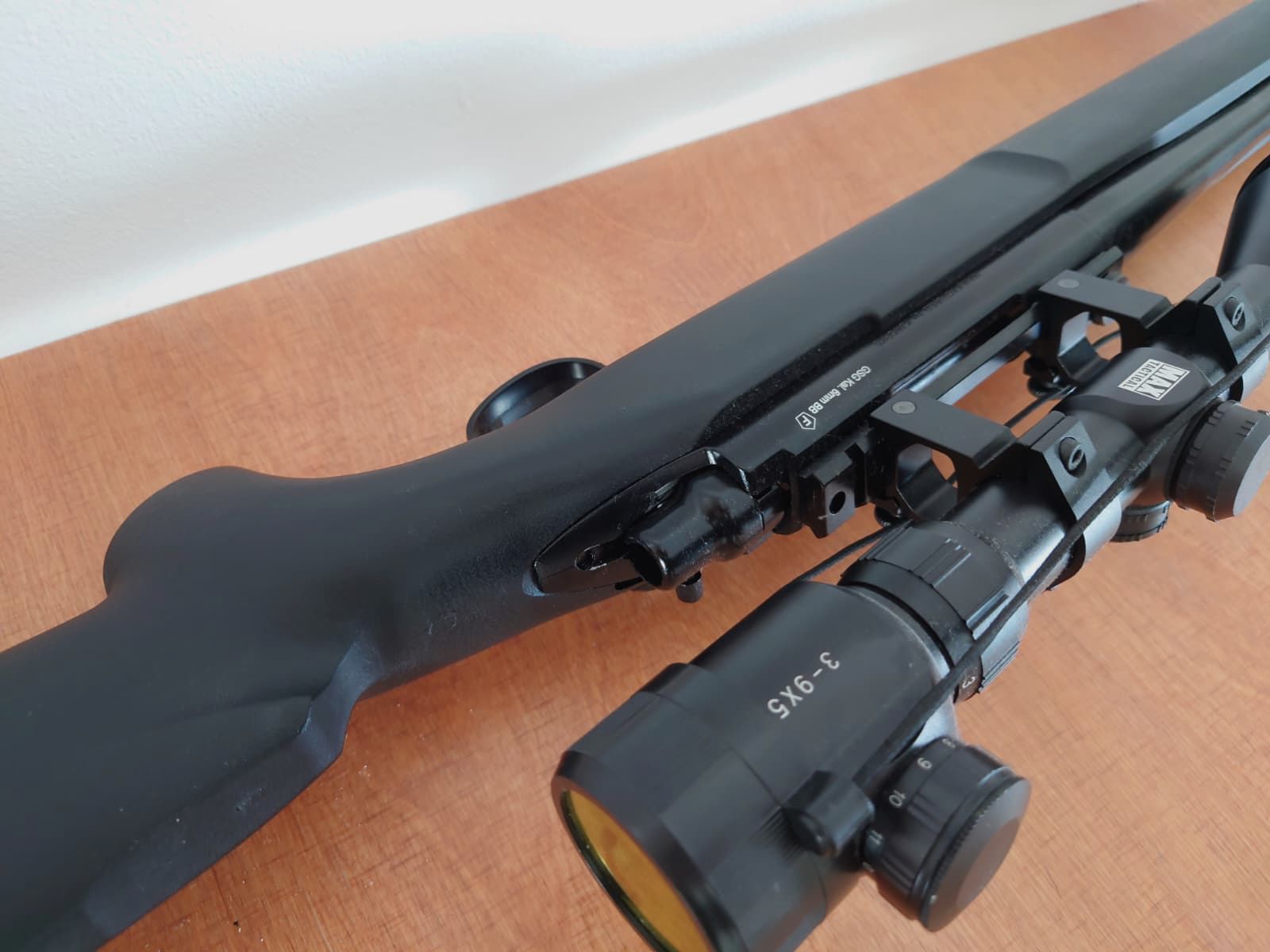 KJ Works M700 Police High Velocity Gas Bolt Action Gewehr 6mm BB schwarz (+MAX Tactical Zielfernrohr 3-9x50E beleuchtet mit Ringe für 22 mm Schiene)