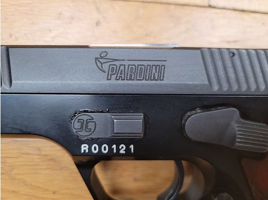 Très beau pistolet Pardini GT45 – 45 ACP – Carcasse alliage au top du sujet – Chargeur 13 coups double colonne – Toutes commandes ambidextres – Arrêtoir de culasse en accès bas – Verrouillage Petter – Crosse pentée façon Luger – Luxe et sport – État neuf