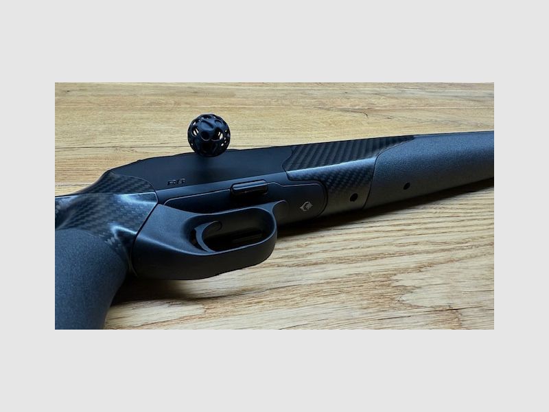 Blaser R8 Carbon / Elastomer / Atzl-Abzug / gekürzter Lauf / Mündungsgewinde / Logo schwarz glänzend / Vorderschaftabschluss carboniert