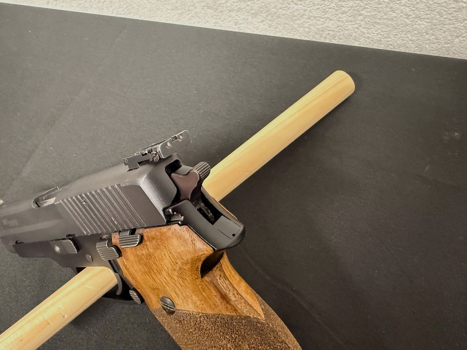 SIG Sauer P220 calibre .45 ACP pistola semiautomática arma de tiro de remate visor micrométrico incl. funda de cuero Sickinger