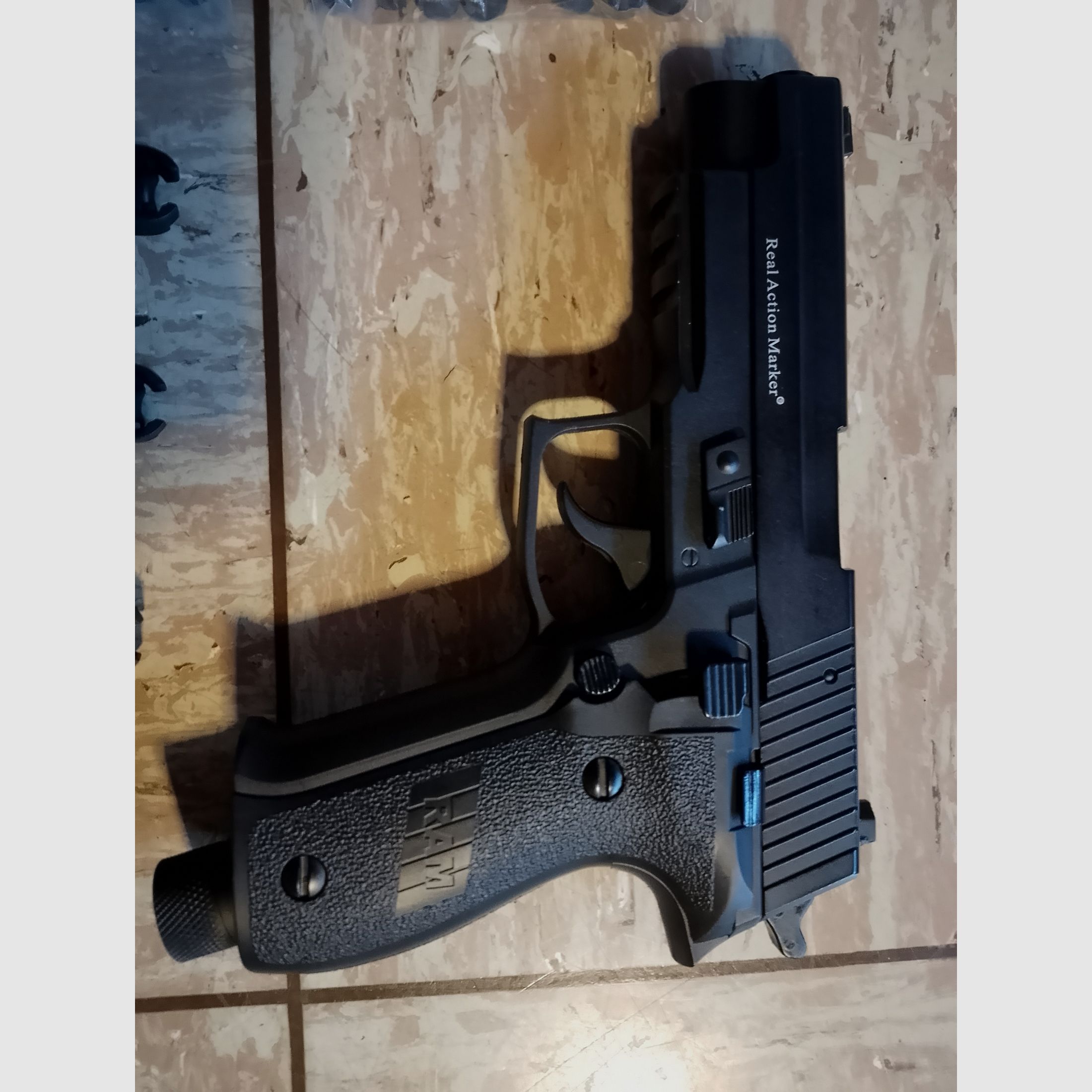 Pistola RAM Marcador X50 Calibre 0.43 de APS original nueva con 4 cargadores Rubberballs F en el pentágono