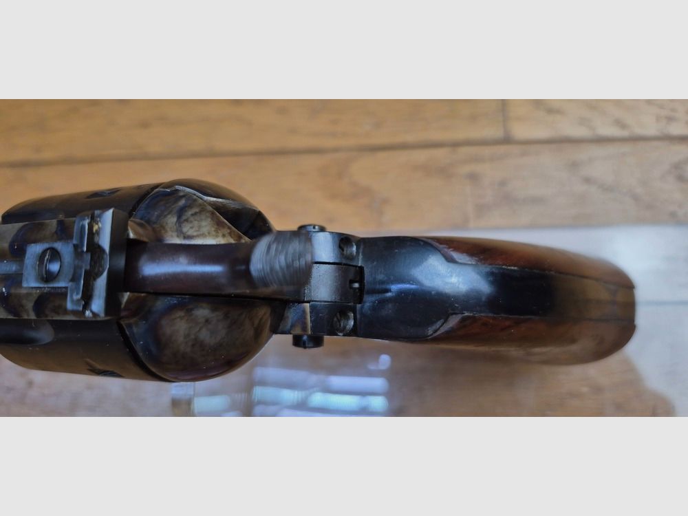 Sehr schöner und seltener Revolver 1873 „AMERICAN BUNTLINE“ – Kal. .44 WCF (.44-40) – Lauf 18“ (46 cm !) – Abnehmbare Schaft aus Holz und Messing – Herstellung von Uberti aus 1972 – Einwandfreie Mechanik – Sehr guter ästhetischer Zustand – TBE/TBE+, Bild 36 von 39