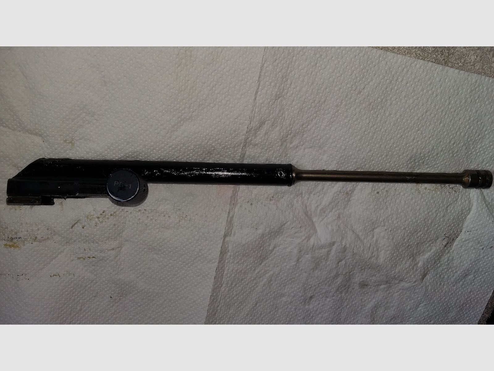 Modifizierter Original Izhmash Yunker 3 AK74 Deko Verschlussträger/Boltcarrier mit echtem Gaskolben und einem Zenitco style extended charginghandle. TAGS: AK47, AKM, Kalasch, Russland