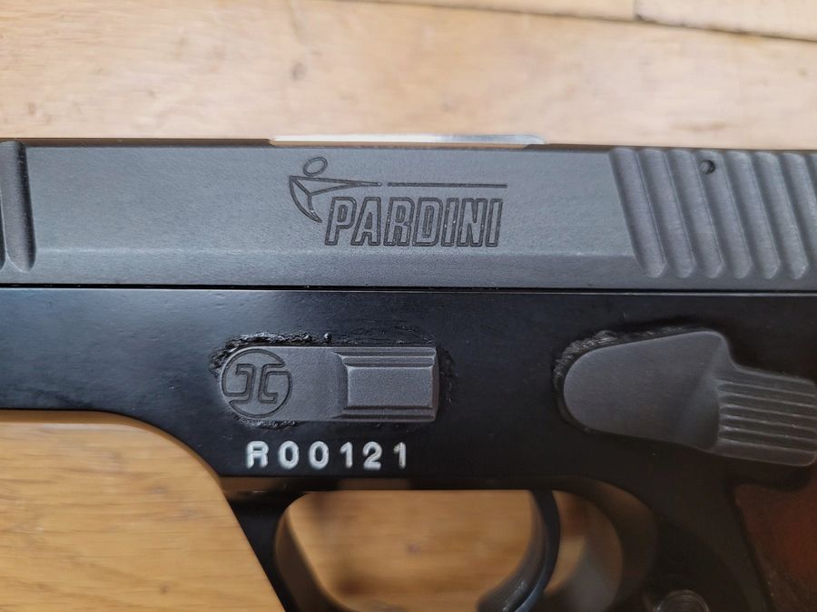Bellissimo pistola Pardini GT45 – 45 ACP – Telaio in lega di alta qualità – Caricatore da 13 colpi a doppia colonna – Tutti i comandi ambidestri – Blocco del carrello a basso accesso – Bloccaggio Petter – Calcio inclinato in stile Luger – Lusso e sport – Come nuovo, immagine 1 di 20
