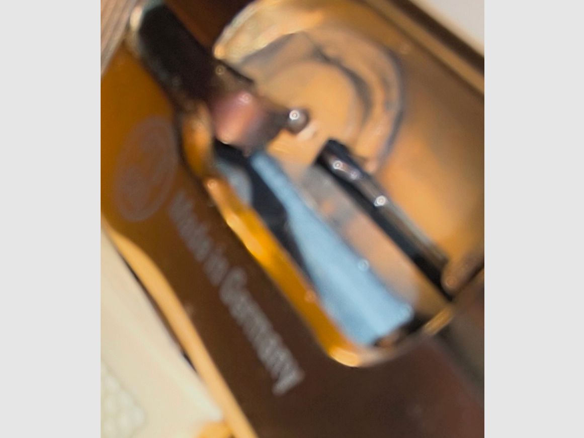 ⚠️ Attenzione collezionisti e fan di James Bond!! Walther PP - Edizione limitata speciale - James Bond - Oro con impugnature bianche e certificato, oltre a cassetta VHS e caricatore aggiuntivo con fondo piatto, calibro 9mmPAK, mai sparato e visivamente e funzionalmente in condizioni impeccabili, assolutamente come nuovo!! Pezzo da vetrina!!