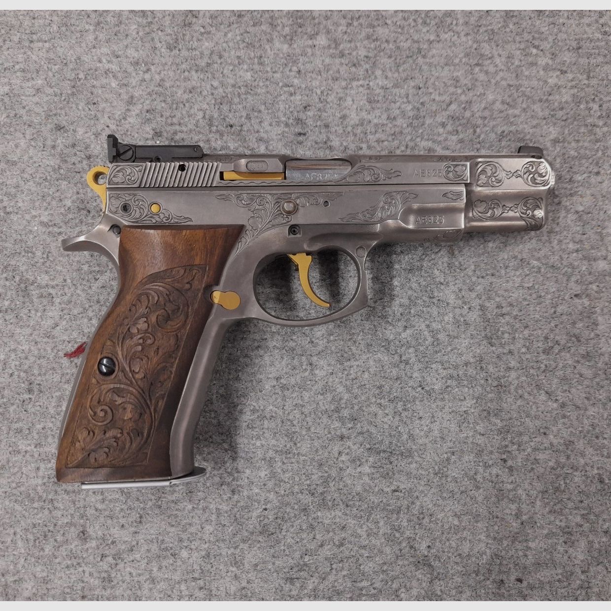 CZ 75B Brünner halbautomatische Pistole 9mm Luger silber, gold, graviert mit Holzgriffschalen