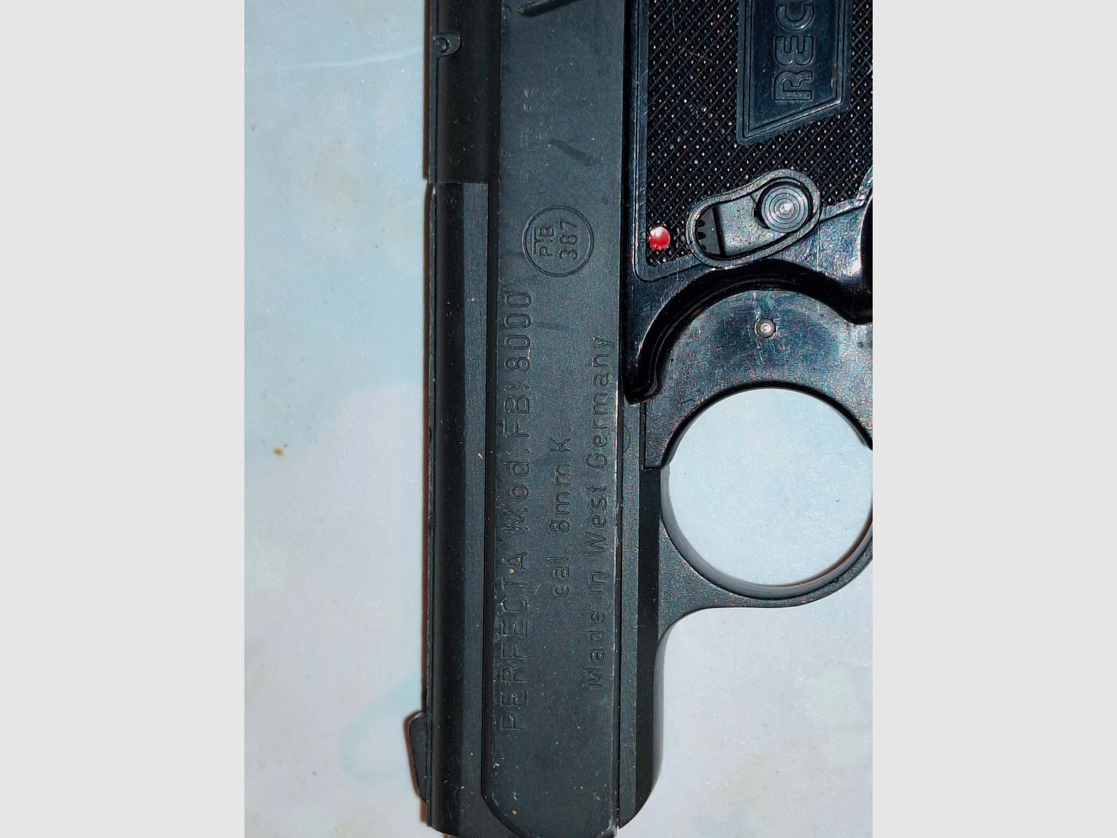 4 pistolets/ revolvers à blanc