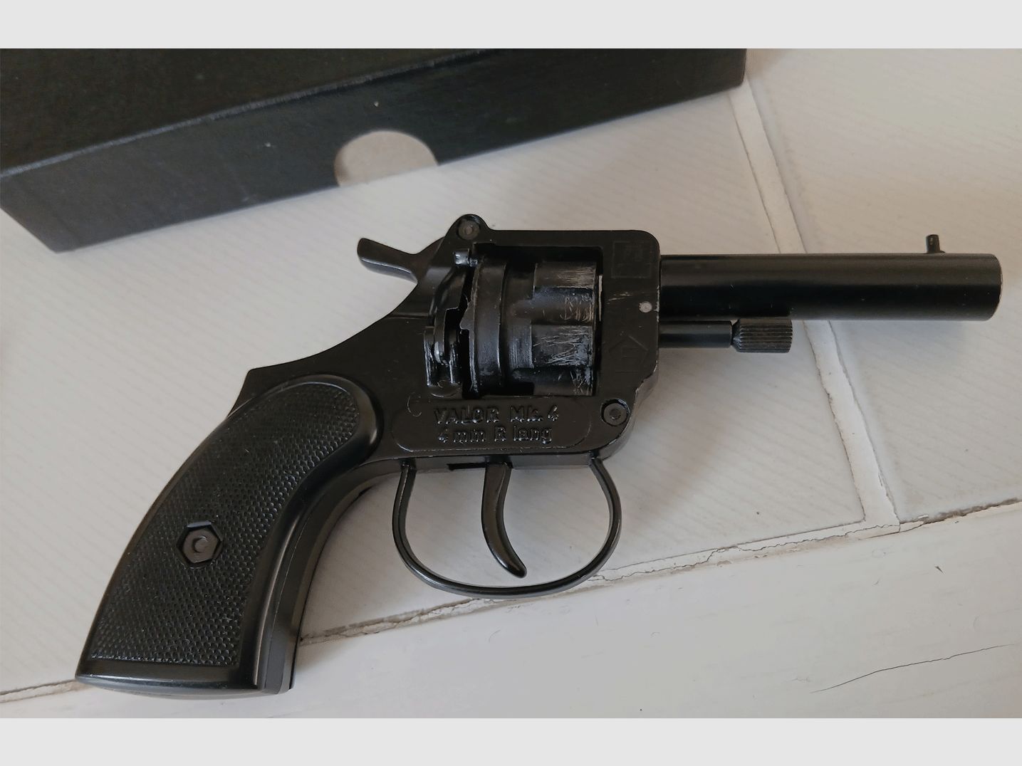 Revolver Valor Mk4 @ Cal. 4 mm R largo @ incl. munición @ completamente funcional @ Aprovechar