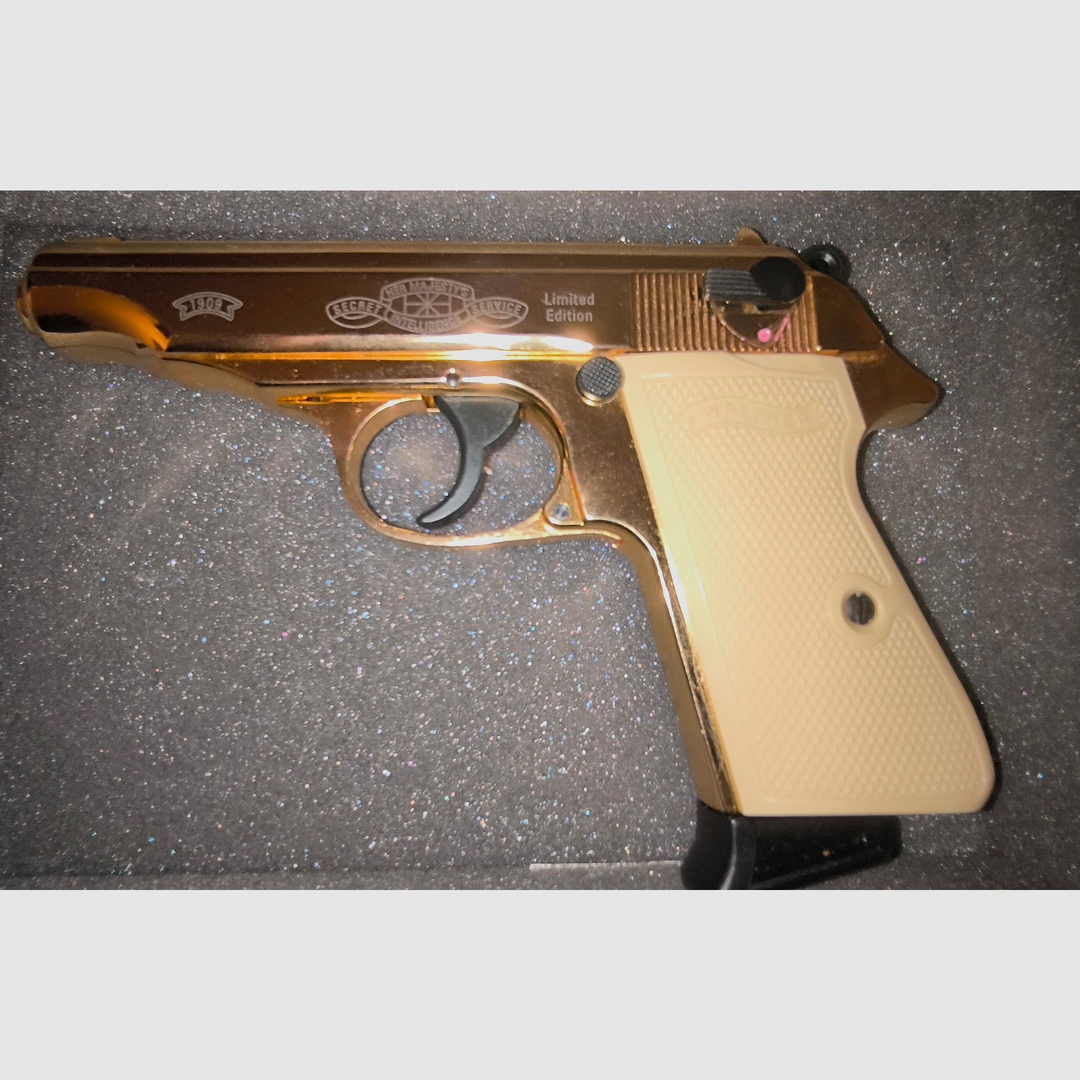 ⚠️ Attenzione collezionisti e fan di James Bond!! Walther PP - Edizione limitata speciale - James Bond - Oro con impugnature bianche e certificato, oltre a cassetta VHS e caricatore aggiuntivo con fondo piatto, calibro 9mmPAK, mai sparato e visivamente e funzionalmente in condizioni impeccabili, assolutamente come nuovo!! Pezzo da vetrina!!