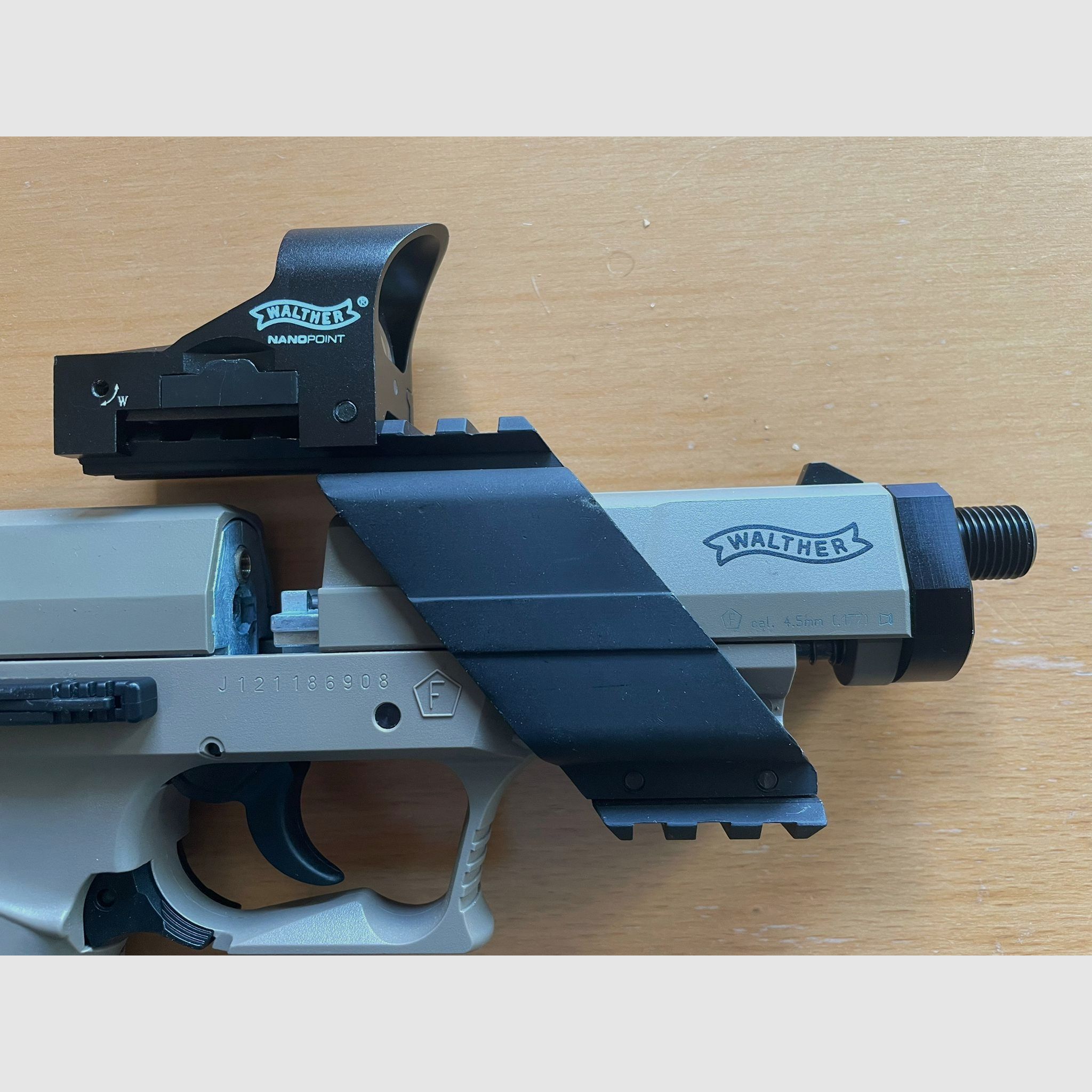 Walther CP99 FDE CO2 Pistole der Sonderauflage Flat Dark Earth mit Walther Nano Point und Schalldämpfer