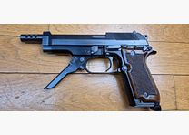 Bardzo piękny pistolet automatyczny Beretta 93R – Mniej niż 2.000 egzemplarzy! – Rzadka wersja 1. typu z otworami w lufie – Magazynek na 15 nabojów – Doskonały stan, prawie nowy dla najrzadszej Beretty – TBE ++ – Kategoria A2 – Eksport WYŁĄCZNIE