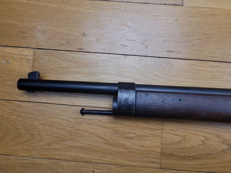 Très beau fusil Lebel modèle 1886 M93- Arsenal de Châtellerault en 1890 – calibre d&rsquo;origine 8x51R – repassé au même arsenal pour mise en standard 1893 – Balle 32N – Mono matricule intégralement – bon canon – Pièce peu courante en TBE+, image 9 sur 27