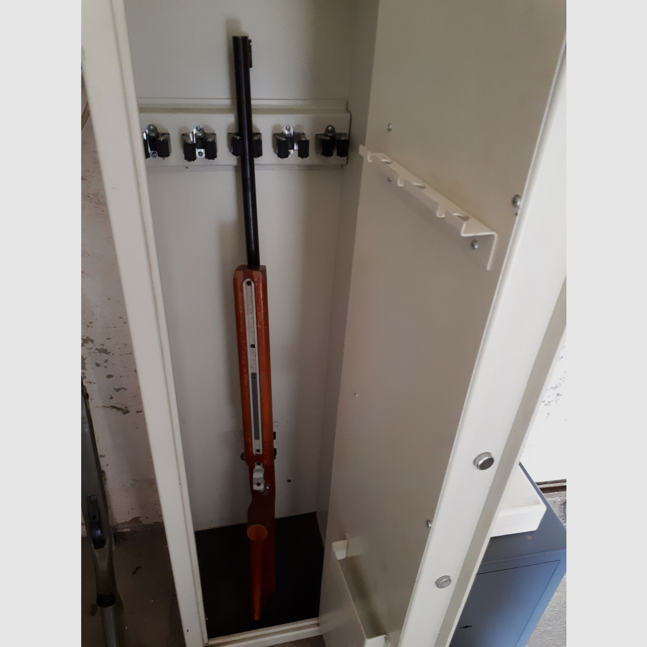 KK Waffen und Waffenschränke (Langwaffe KK-Gewehr Suhl Modell 150 Standard) (Kurzwaffe Revolver Arminius)