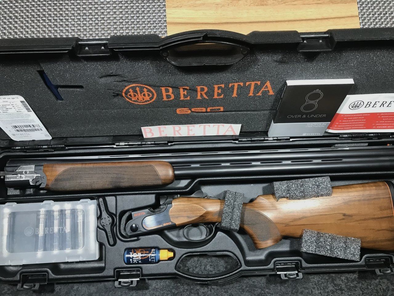 Beretta 690 Sporting Black cal. 12, 76 cm, as good as new with case & accessories!