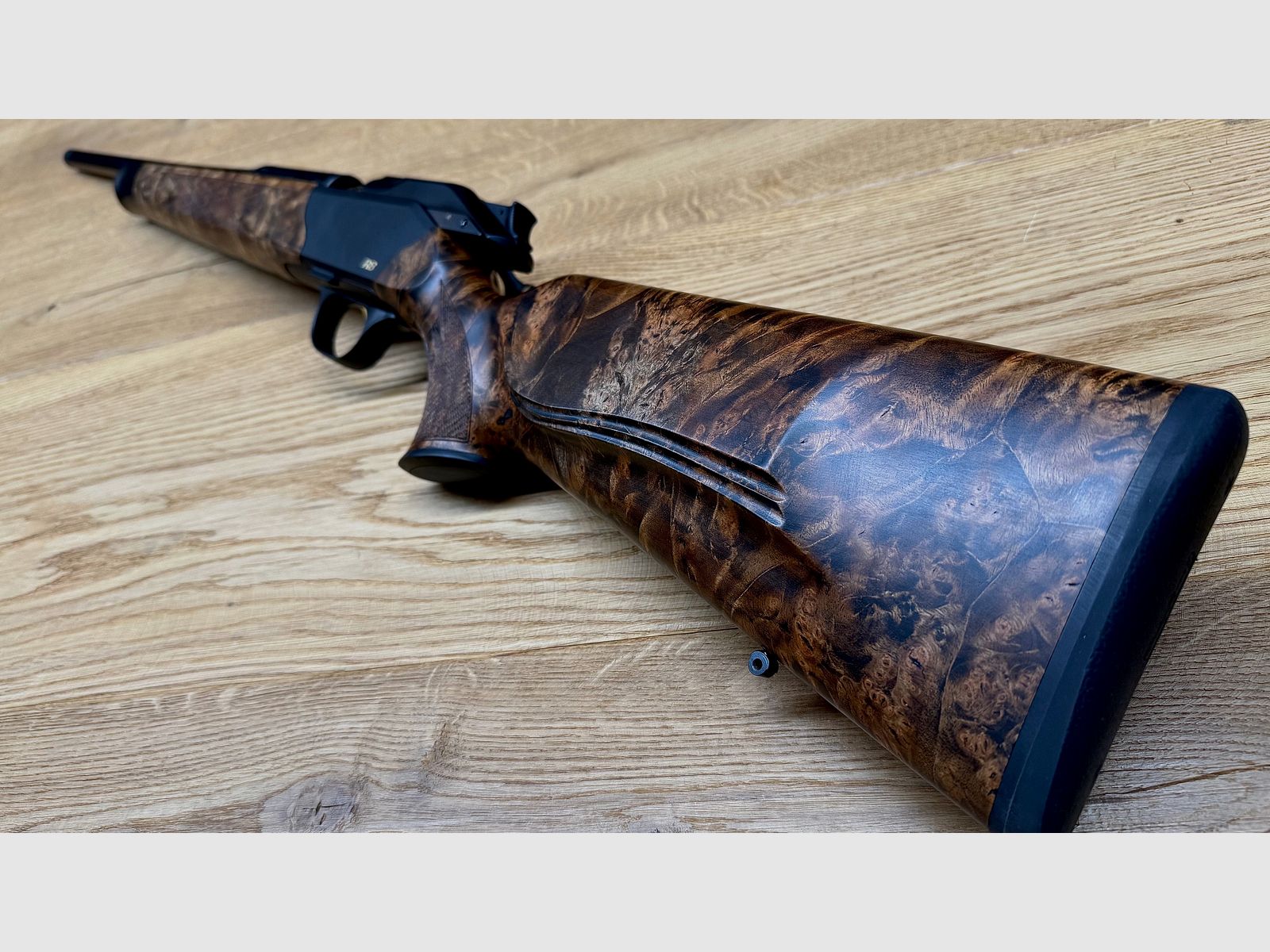 Blaser R8 Custom Schaftholz HK 9-10 / mit vielen Goldelementen / Standardkaliber nach Wahl / TRAUMWAFFE