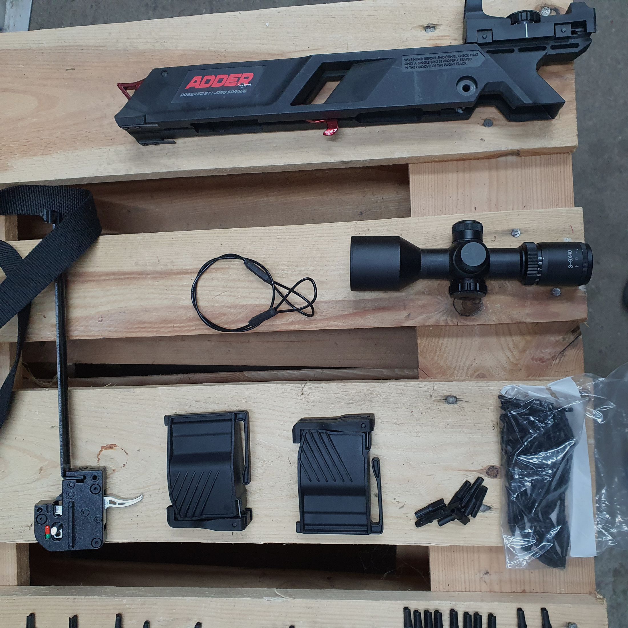 Taktische Repetierarmbrust Cobra Adder, 130 lbs, 7 Schuss Magazin und viel Zubehör.