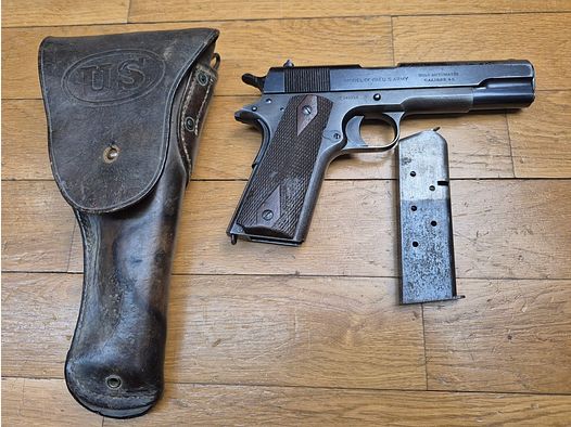 Rare pistolet Colt 1911 (pas 1911 A1 !) – Le mythe originel ! – Arme militaire de 1918 – Cal .45 ACP – Beau bronzage d&rsquo;origine à 80% sans oxydation – Très beaux marquages – Canon en bon état – Mécanique impeccable – Plaquettes, vis, chargeur conformes et TBE – Rare étui de 1918 d&rsquo;origine en prime – BE+ !
