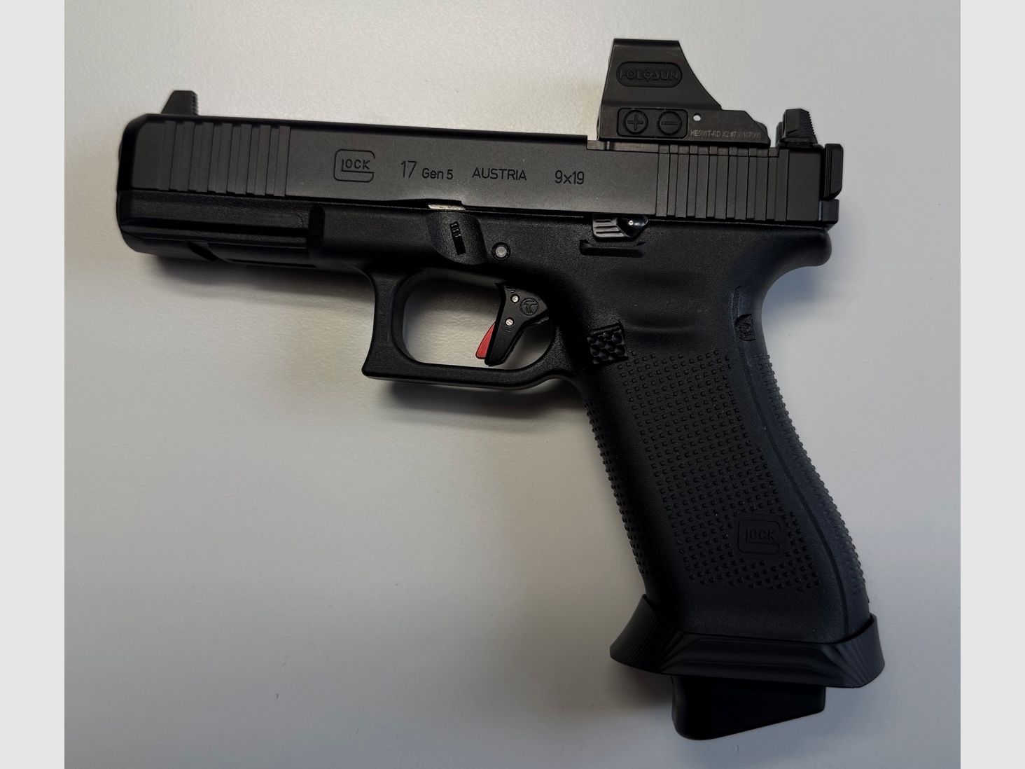 Glock 17 Gen.5 MOS 9mm, Holosun HE508T-RD-X2 mit umfangreichem, exklusivem Zubehör - NEUWERTIG