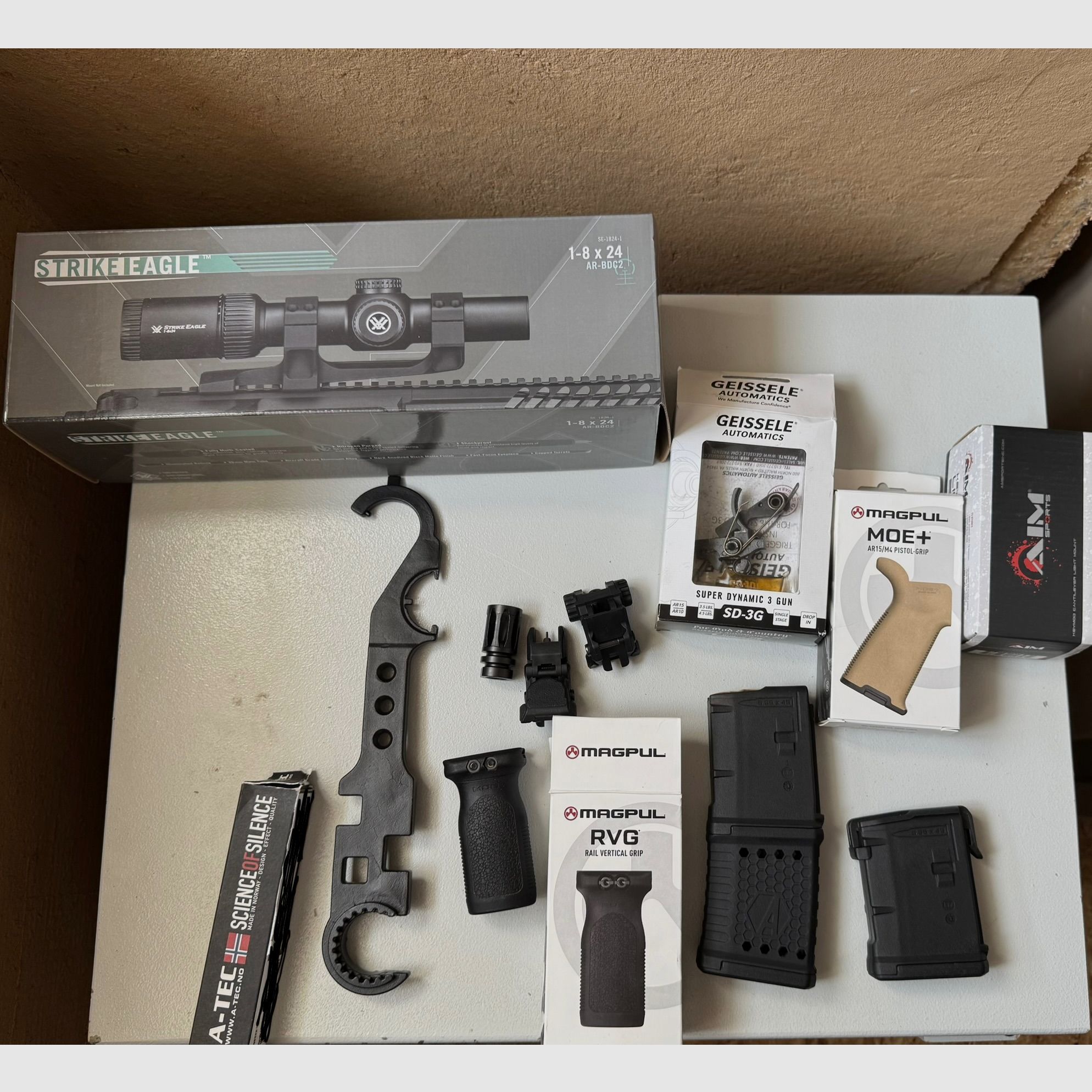 Schmeisser AR-15 M5F mit Visier und Schalldämpfer 223