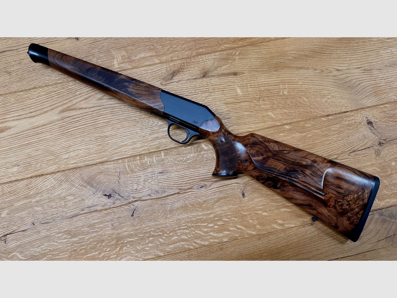 Blaser R8 Schaft / Holzklasse 7 / Bayrische Doppelfalzbacke / seidenmattes Finish / Logo Schwarz