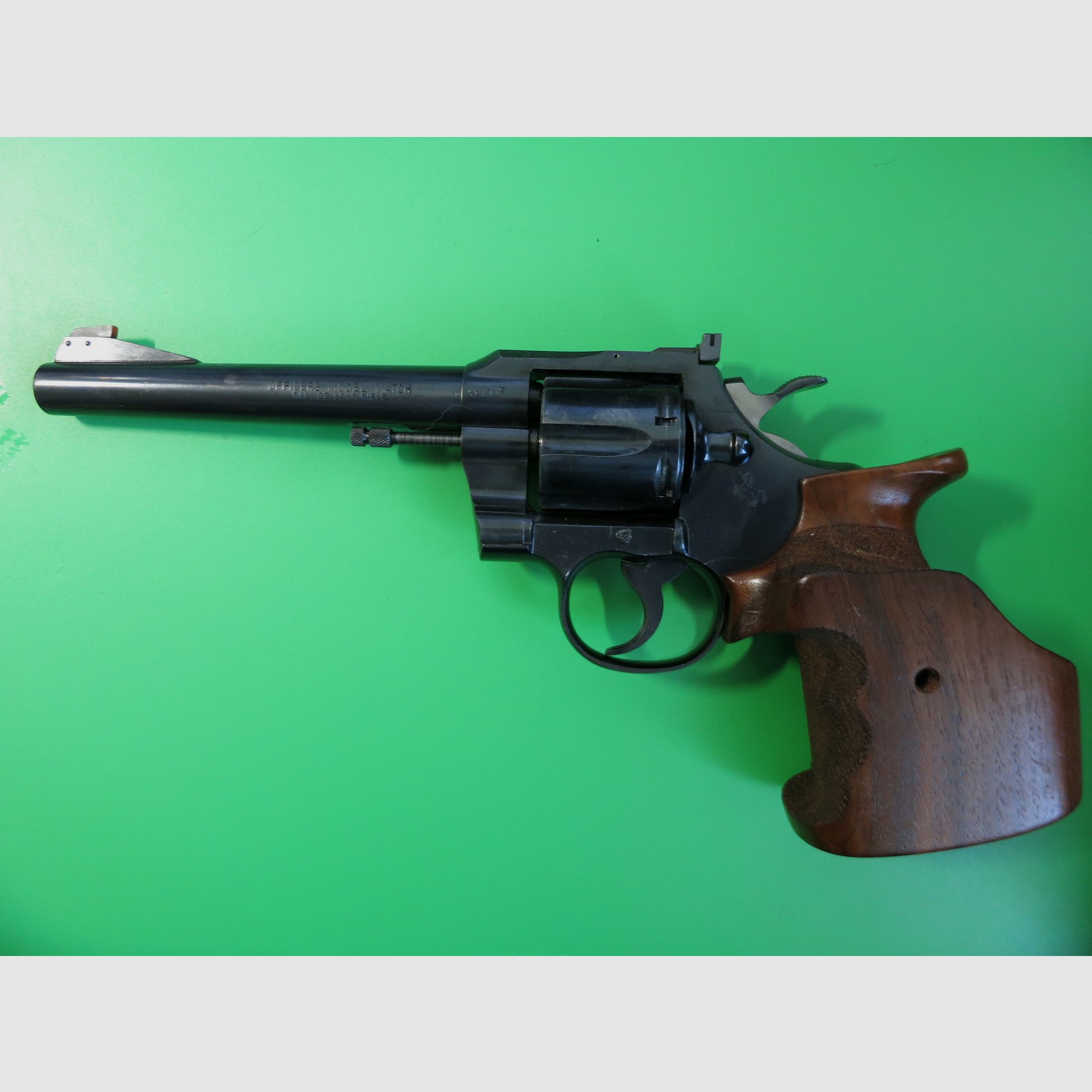 Revolver COLT Officer's Model Match, Vijfde uitgave van de serie in .22lr, Sportgreep #2