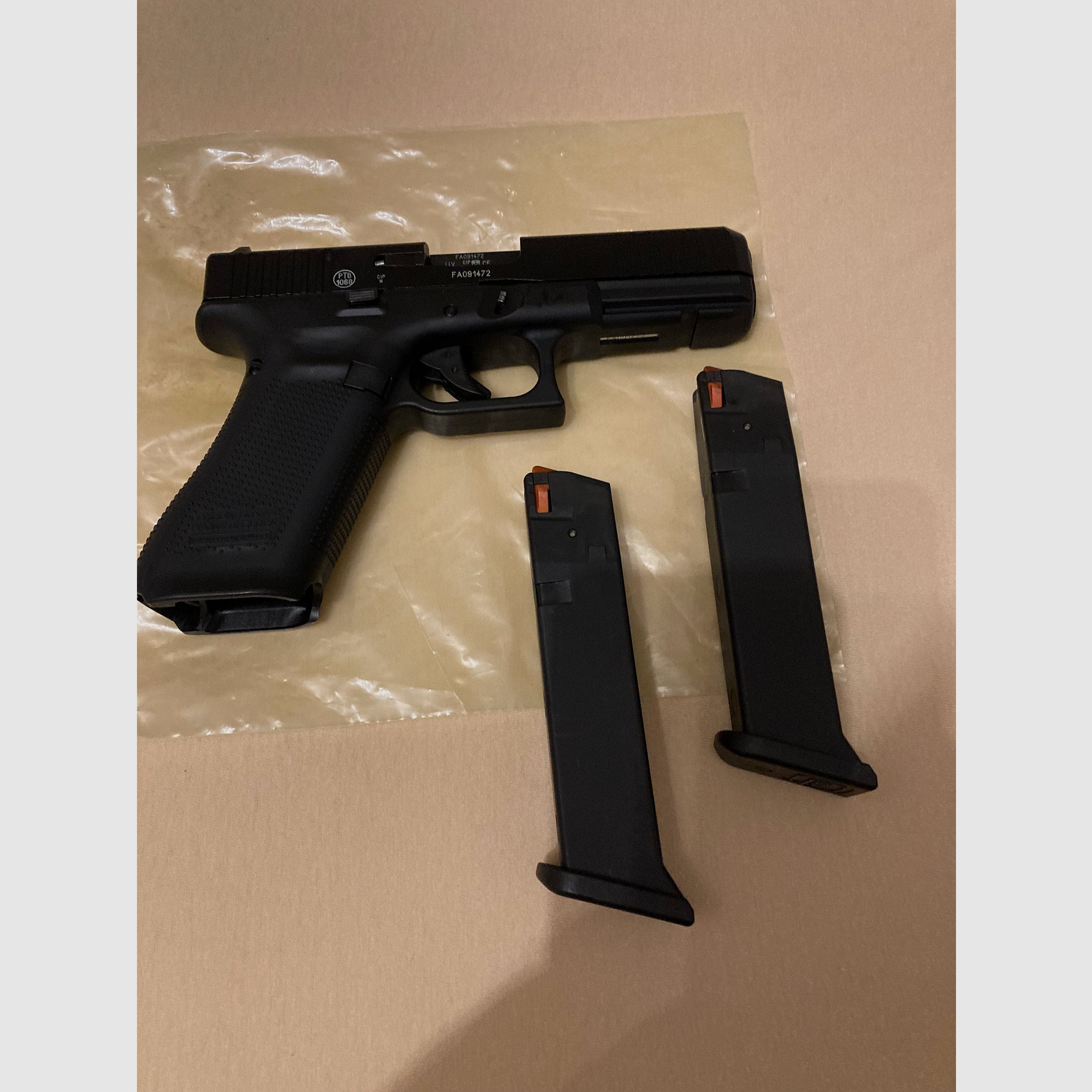 Blank firing Glock17 Gen5 black with 2 magazines and holster!!