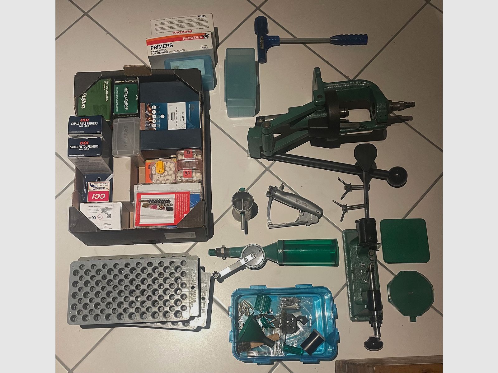 Estación de recarga RCBS con muchos accesorios y matrices