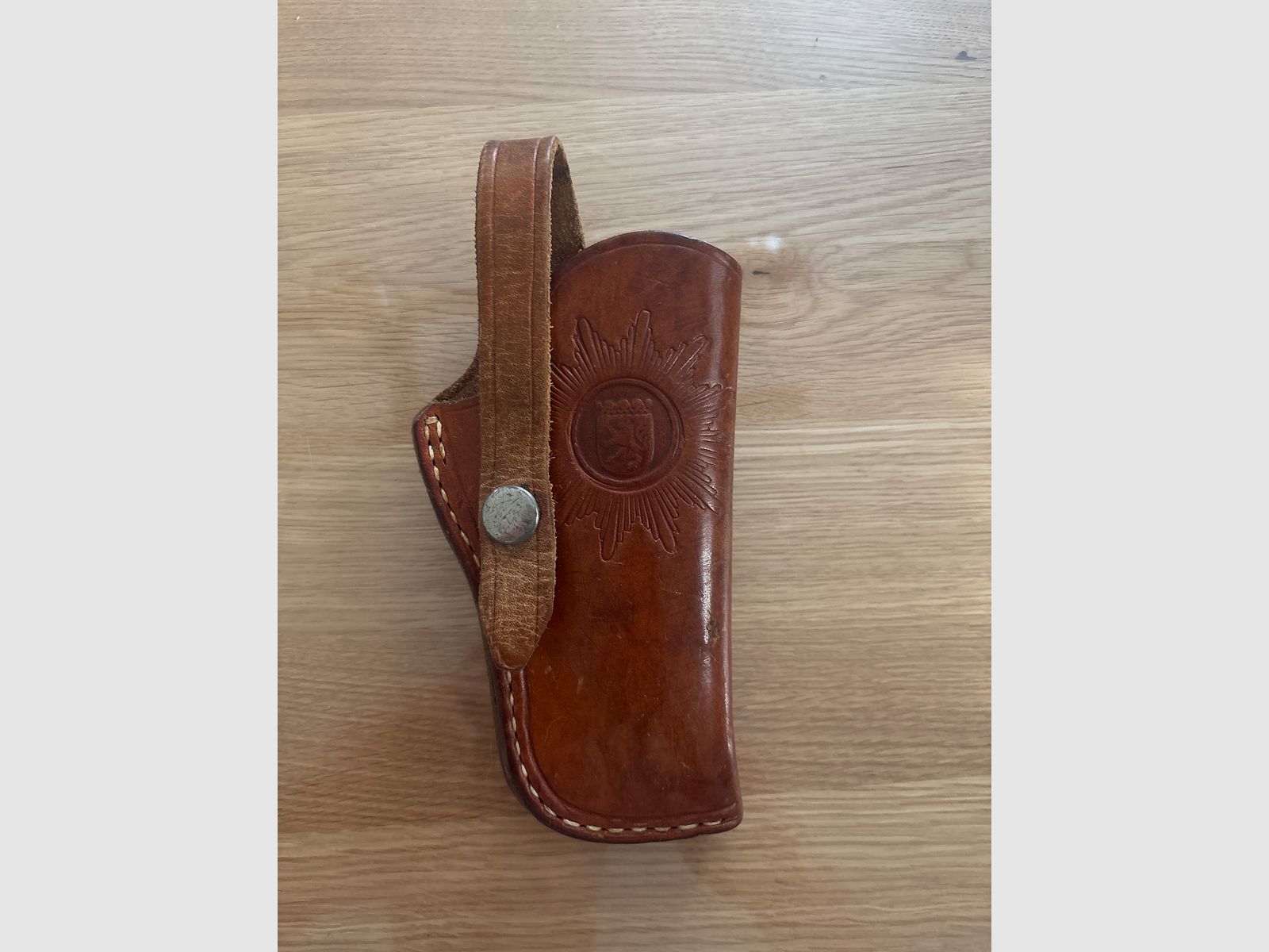 Verschiedene Holster aus Leder
