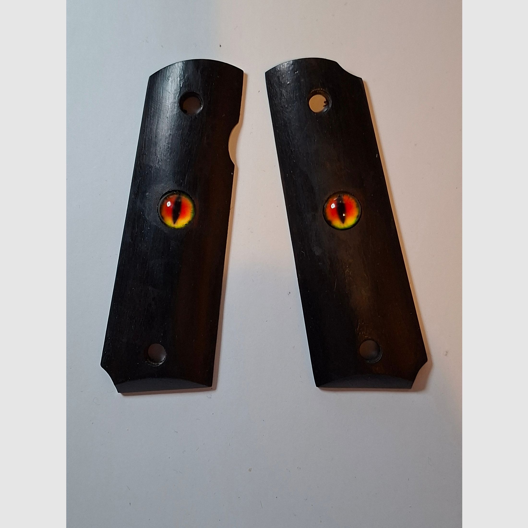 Griffschalen der Cold 1911 oder ME Sport 1911, siehe Bild.