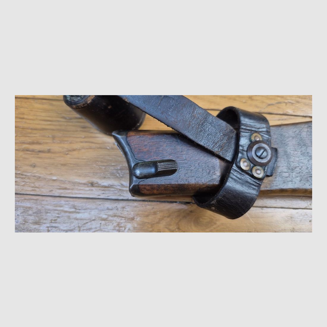 Bellissimo calcio per pistola Luger P08 lungo detto "d'artiglieria" – Esemplare dotato di tutte le sue attaccature morbide e solide – Belle marche e marchi originali – Fabbricazione Maury & Co – Molto raro, soprattutto con le sue attaccature – Ottime condizioni – TBE++, immagine 12 di 20