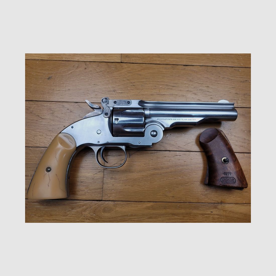 Sehr schöner Revolver Smith&Wesson Schofield – Kal. 45 Long Colt – Herstellung Uberti, 5 Zoll kipplaufender Lauf – Spiegelpolitur – 2 Paar Griffschalen – sehr gute Mechanik – Exzellentes Stück in TBE!, Bild 2 von 20
