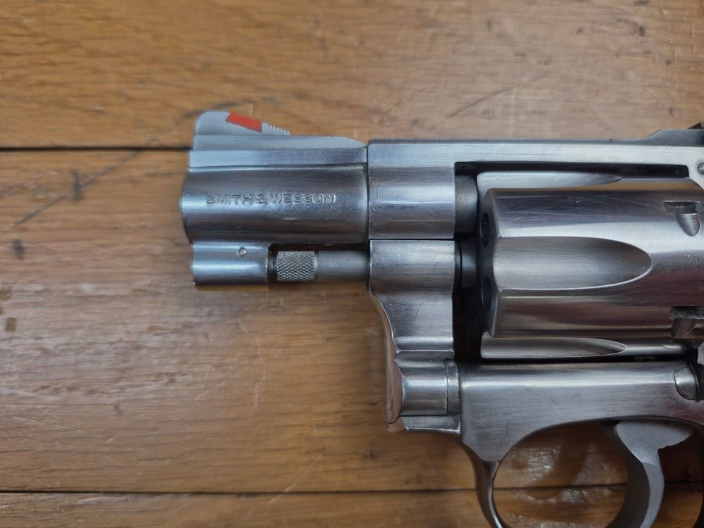 Exzellenter Revolver Smith & Wesson Modell 63-3 – Kal. .22Lr – Wunderschöne Subnose-Version aus Edelstahl mit 2 Zoll Lauf – Waffe von 1992 in J-Rahmen – Exzellente Mechanik – Wunderschöne Ästhetik – Zustand nahezu neu!, Bild 6 von 20
