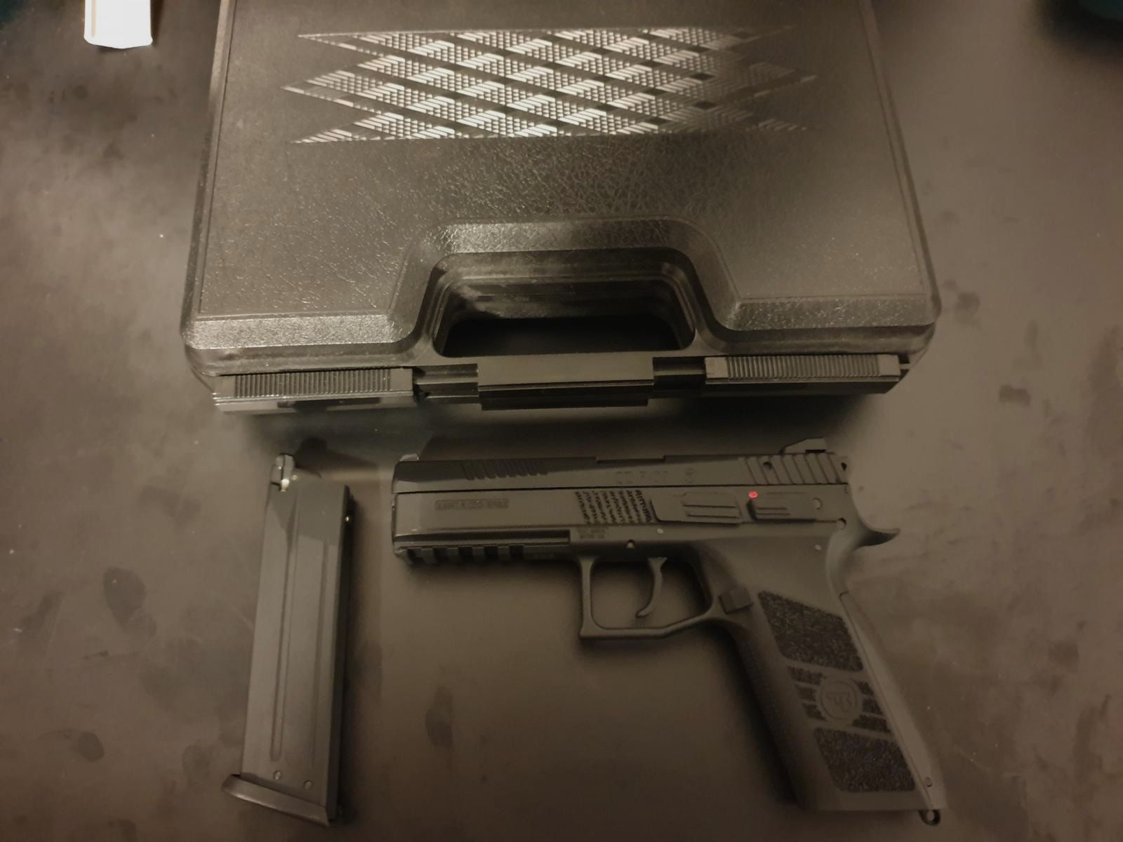 Airsoftpistole CZ P-09 (0,7 Joule) + umfangreiches Zubehör – neuwertig