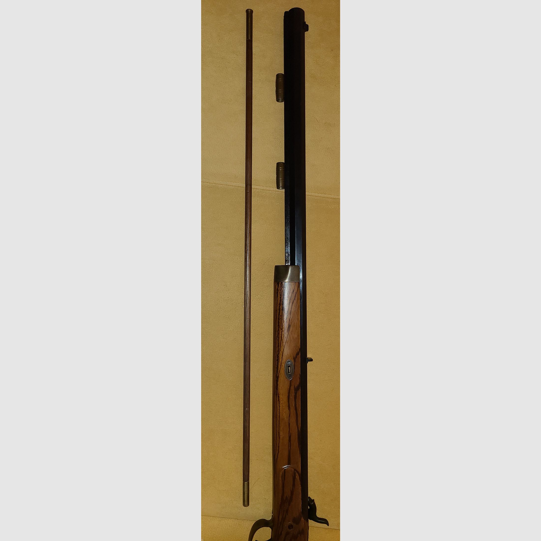 1x FUCILE A PERCUSSIONE / cal. 45 / AH / MARRONE NOCE / CASTAGNO /139936 / POLVERE NERA SCHWARZPULVER / CALCIO IN LEGNO / OTTIME CONDIZIONI