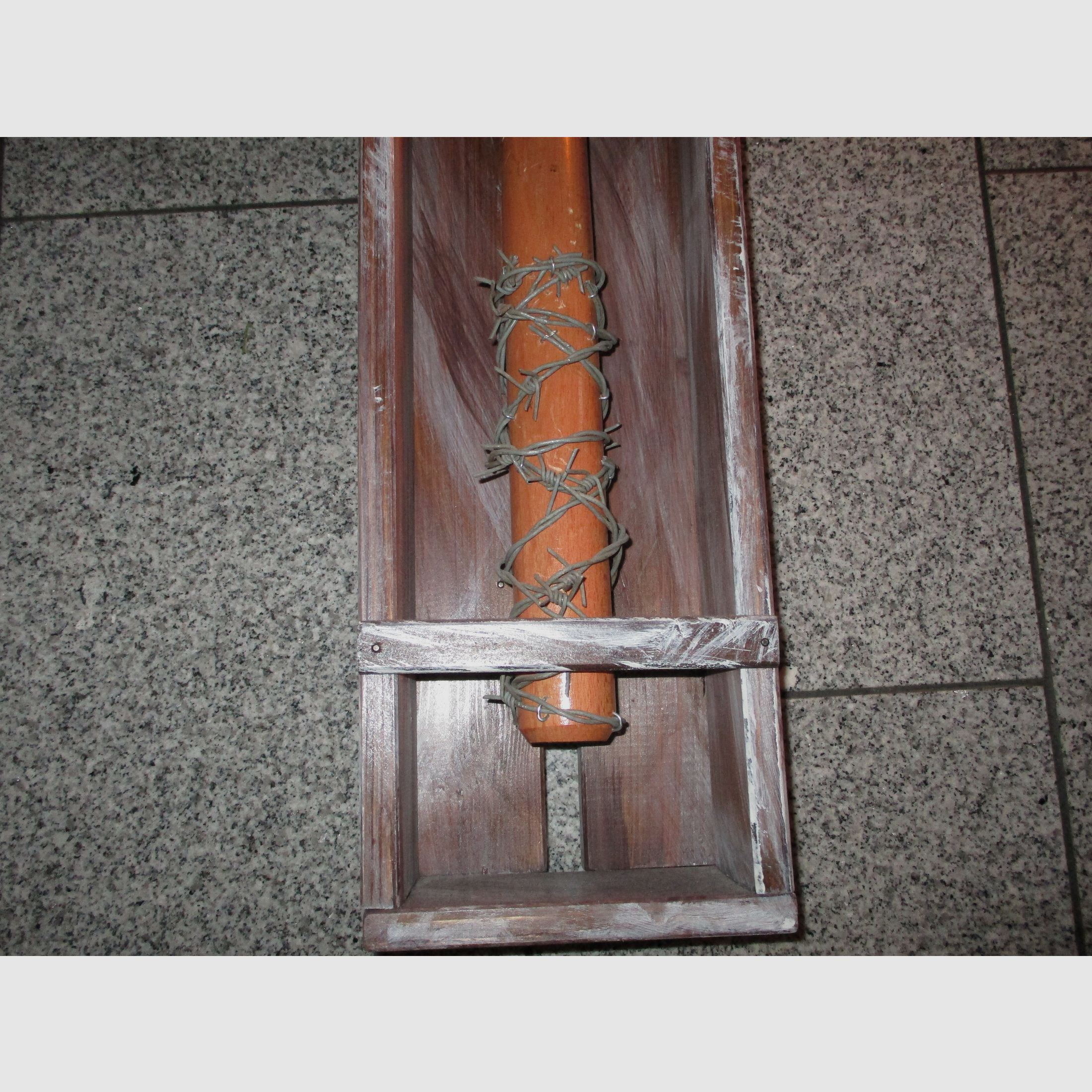 Kij baseballowy Negana z The Walking Dead Lucille w drewnianym pudełku