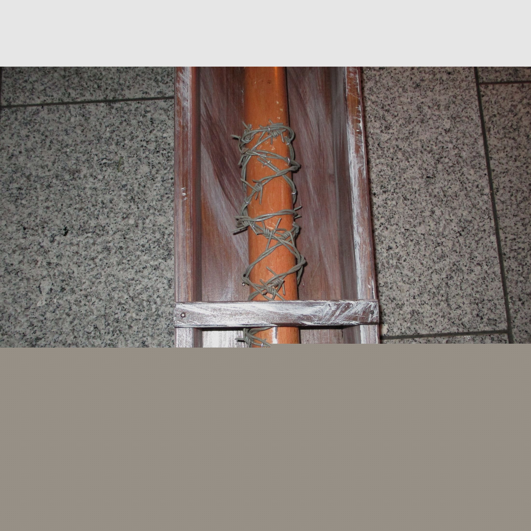 El bate de béisbol Lucille de Negan de The Walking Dead en caja de madera