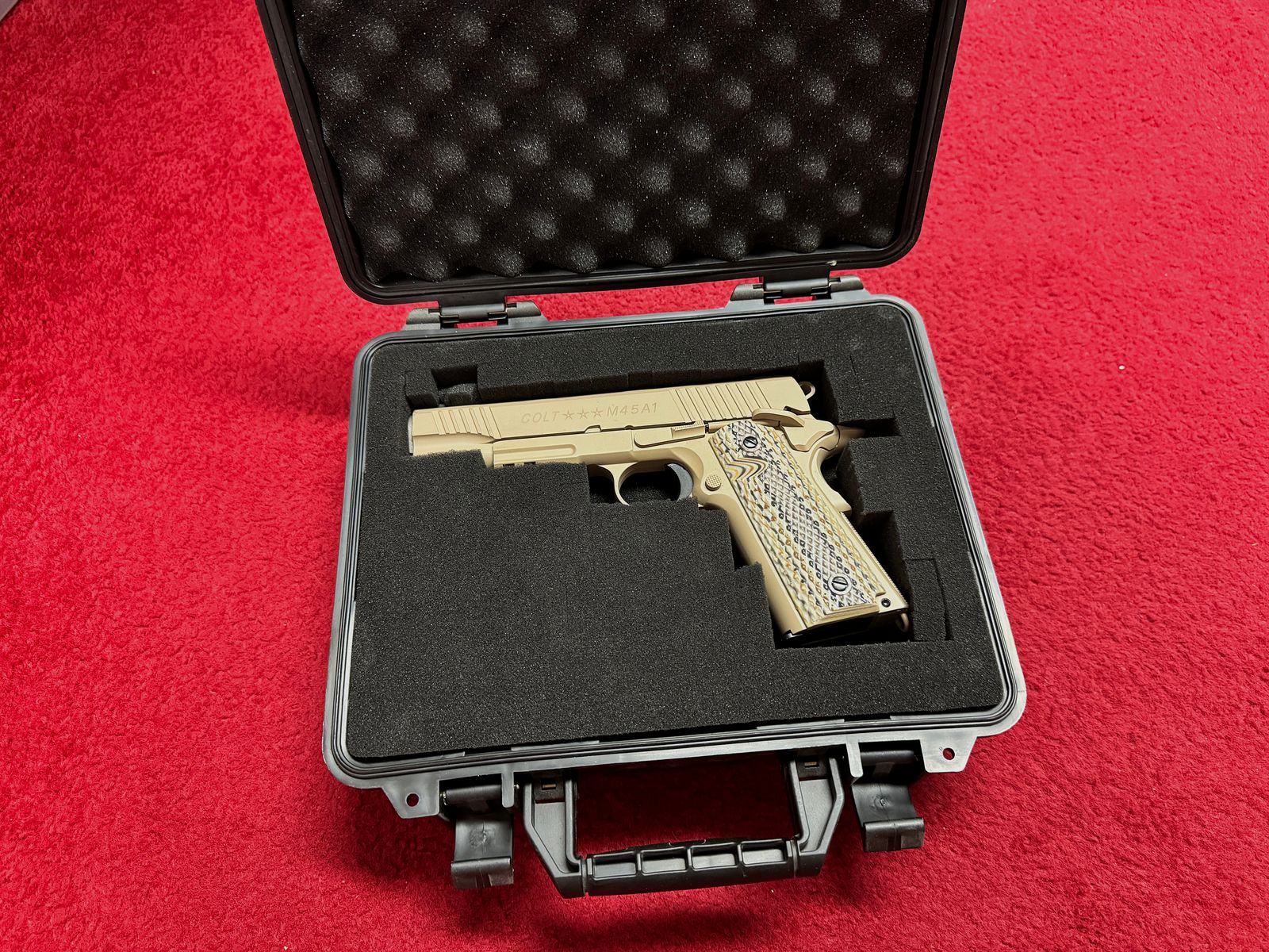 Cybergun 1911 M45A1 Tan Co² GBB 6mm like new with case and original packaging