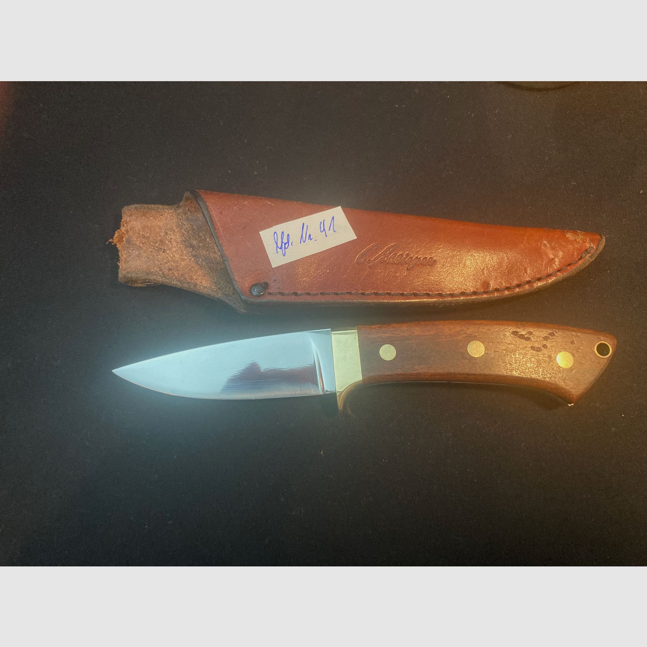 Gürtelmes, houten handvat, messing beslag, leren schede, jachtmes 41