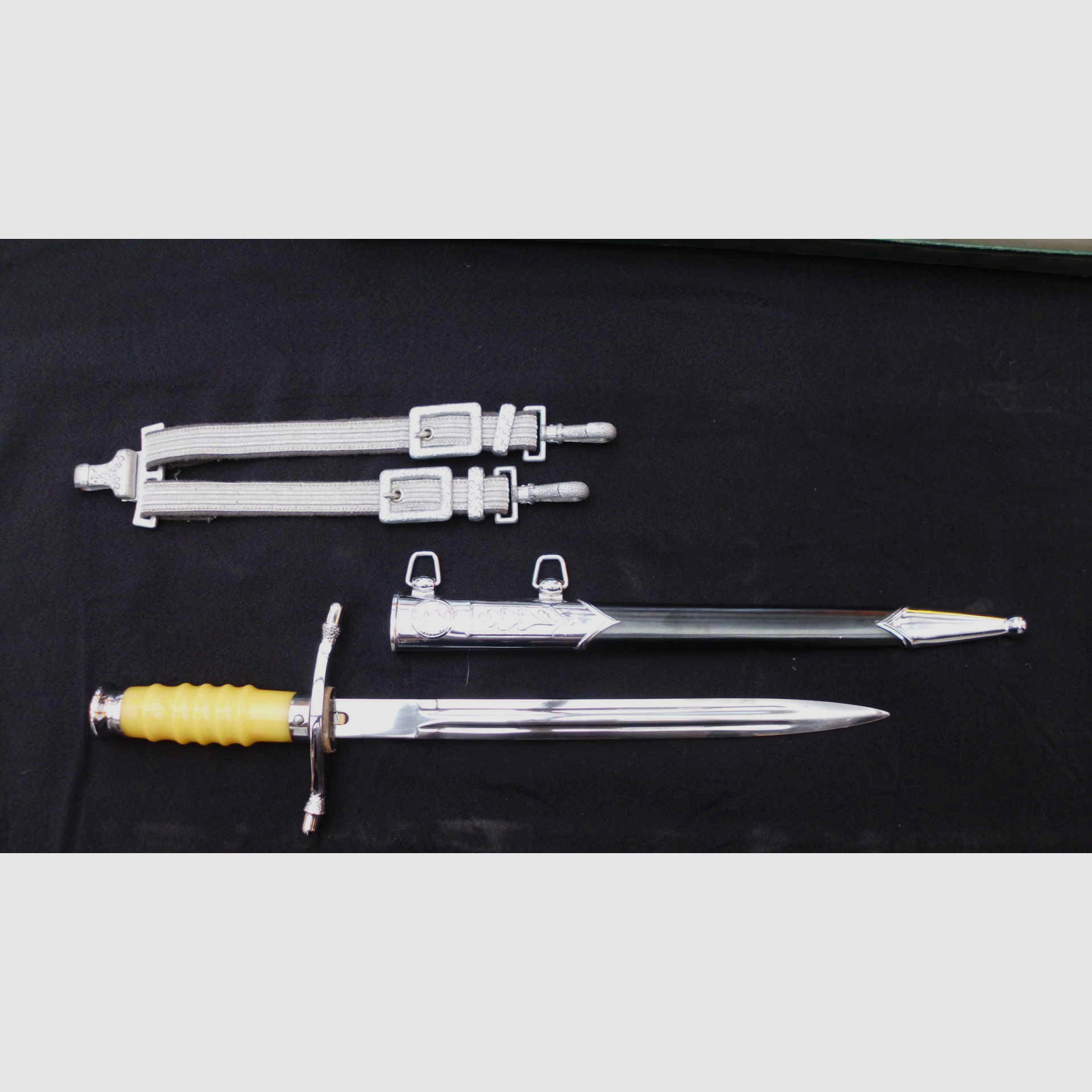 Original NVA Ehrendolch para oficiales con accesorios