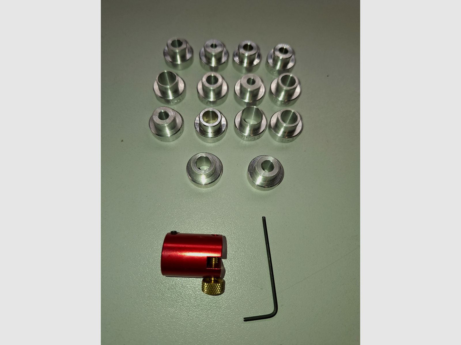 Hornady LNL Comperator Set mit 14 Kalibereinsätzen für Messschieber