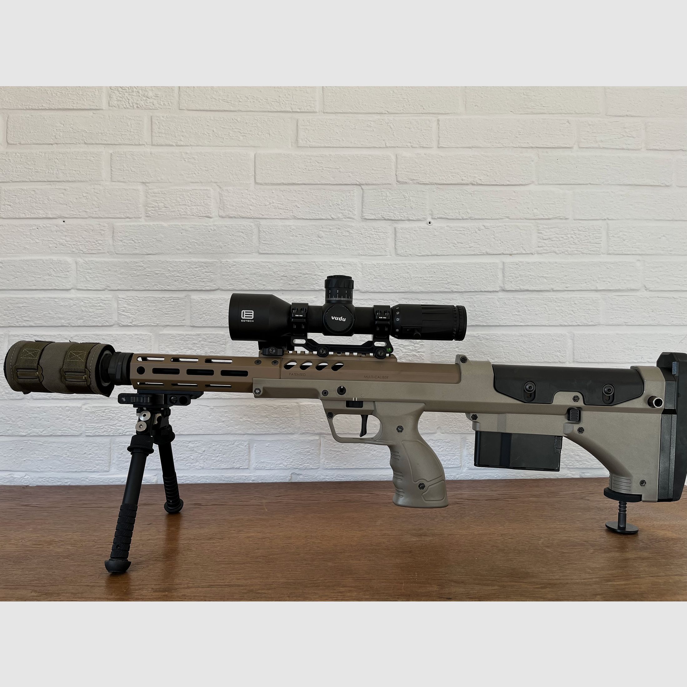 DESERT TECH SRS A2 (Covert) .308 Win + Wechselsystem 6,5 mm Creedmoor + EoTech Vudu
