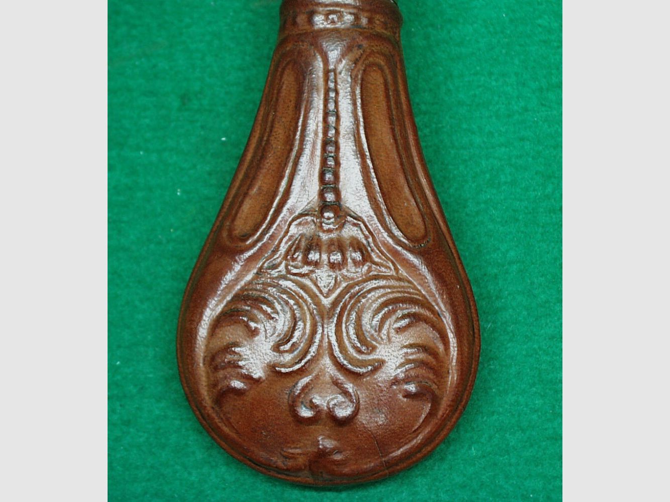 Indien	 Pulverflasche, Leder (Muschel)