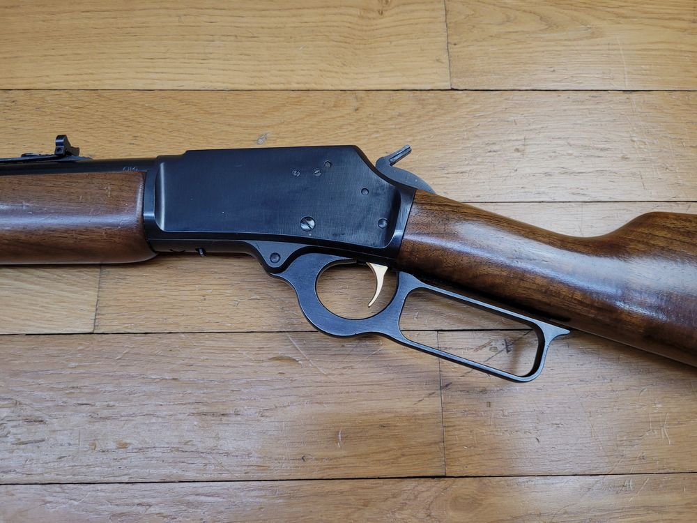 Sehr schöne Unterhebelrepetierbüchse Marlin Modell 1894 – Waffe von 1981 – Kal. .357Mag – 10+1 Schuss – Sehr schöner Schaft aus amerikanischem Nussbaum mit selbstgemachter, stoßdämpfender Schulterplatte – Ultra flüssige Mechanik – Wunderschöner 47 cm Lauf – Eine universelle Schusswaffe in TBE++ Nahezu neu!, Bild 4 von 28