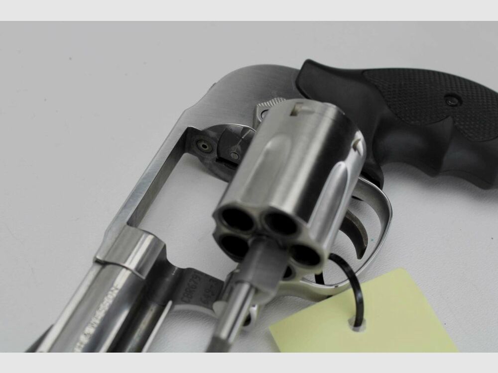 Revolver Smith & Wesson 649-3 with concealed hammer .357Mag