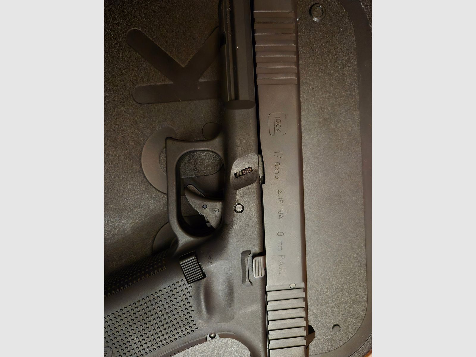 --- NEU --- STAHLVERSCHLUSS --- NEU - GLOCK 17  Gen 5 - SV - 9mm P.A.K - NEU + ERSATZMAGAZIN - NEU + 100 Schuss P.A.K