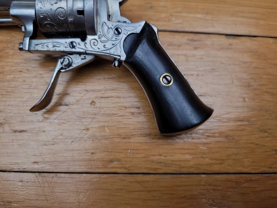 Schöner Mini-Revolver im seltenen Kaliber 5mm Broche – Lütticher Herstellung – fein graviert – schöne Ebenholz-Griffschalen – schöne Mechanik – sehr guter Zustand, Bild 6 von 15