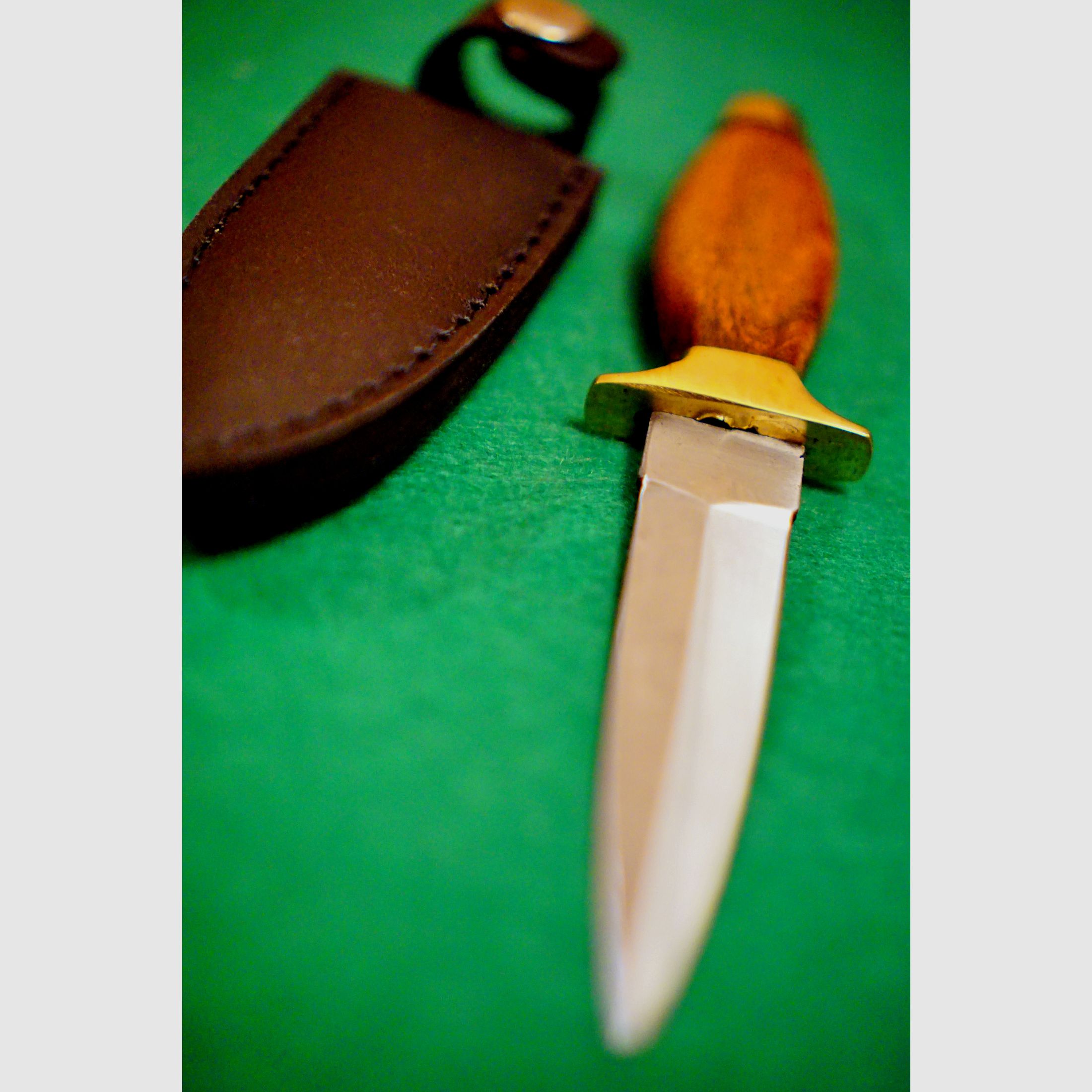 ¡Pequeño cuchillo con funda de cuero nuevo!