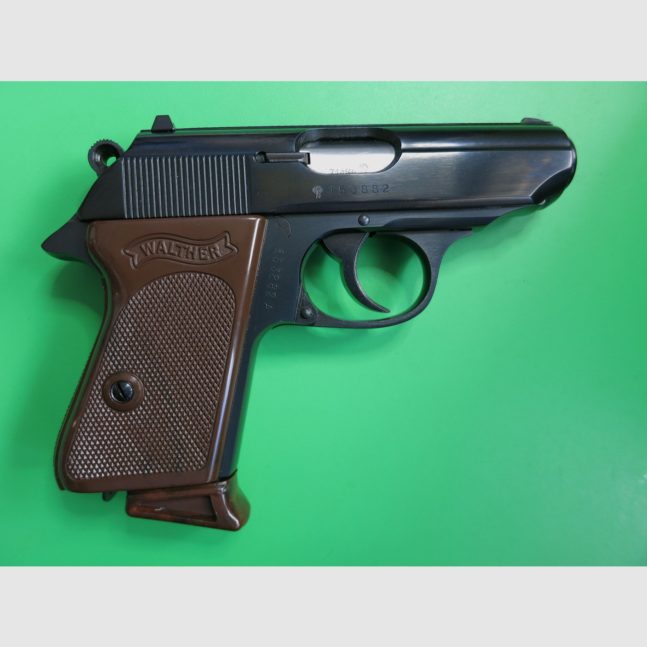 Pistola semiautomatica, Walther PPK, cal. 9 mm corto, impugnature marroni, come nuova       #82